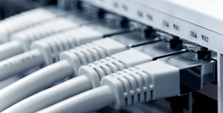 Мониторинг и управление через Ethernet <p>Система по каналу связи Ethernet позволяет удаленно управлять рабой ДЭС в пределах локальной сети. Данные о состоянии и режимах работы передаются на компьютер оператора, с него же производится управление.</p>
<p><strong>Дальность работы:</strong> до 300 м, при установке «свича» (сетевого коммутатора) можно продлять канал связи неограниченное количество раз по 300 м</p>