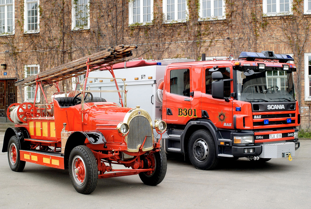 Пожано-спасательная машина Scania P114GB 4x2NB рядом со Scania-Vabis 1915