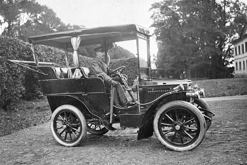 Наследный шведский кронпринц Густав в Scania-Vabis Тyp С Tonneau, 1916