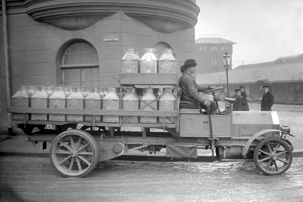 3-х тонный грузовик Scania-Vabis, 1913. Был оборудован самым мощным на тот период двигателем 24 л.с., цельными шинами и цепным приводом